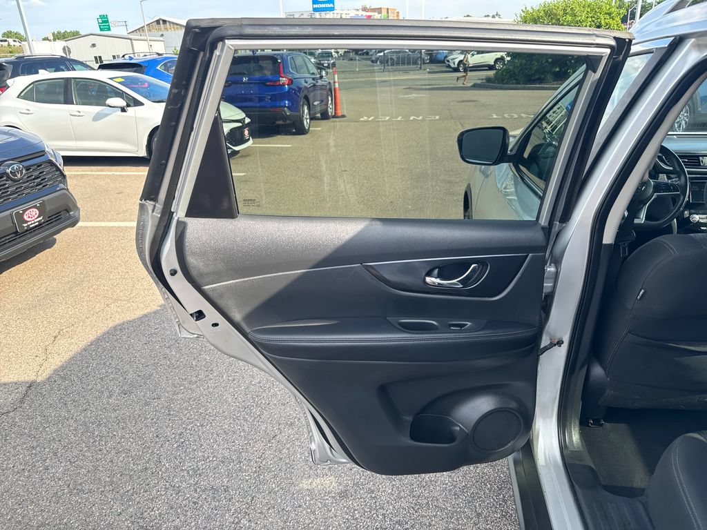 Used 2018 Nissan Rogue SV AWD/4WD image 38