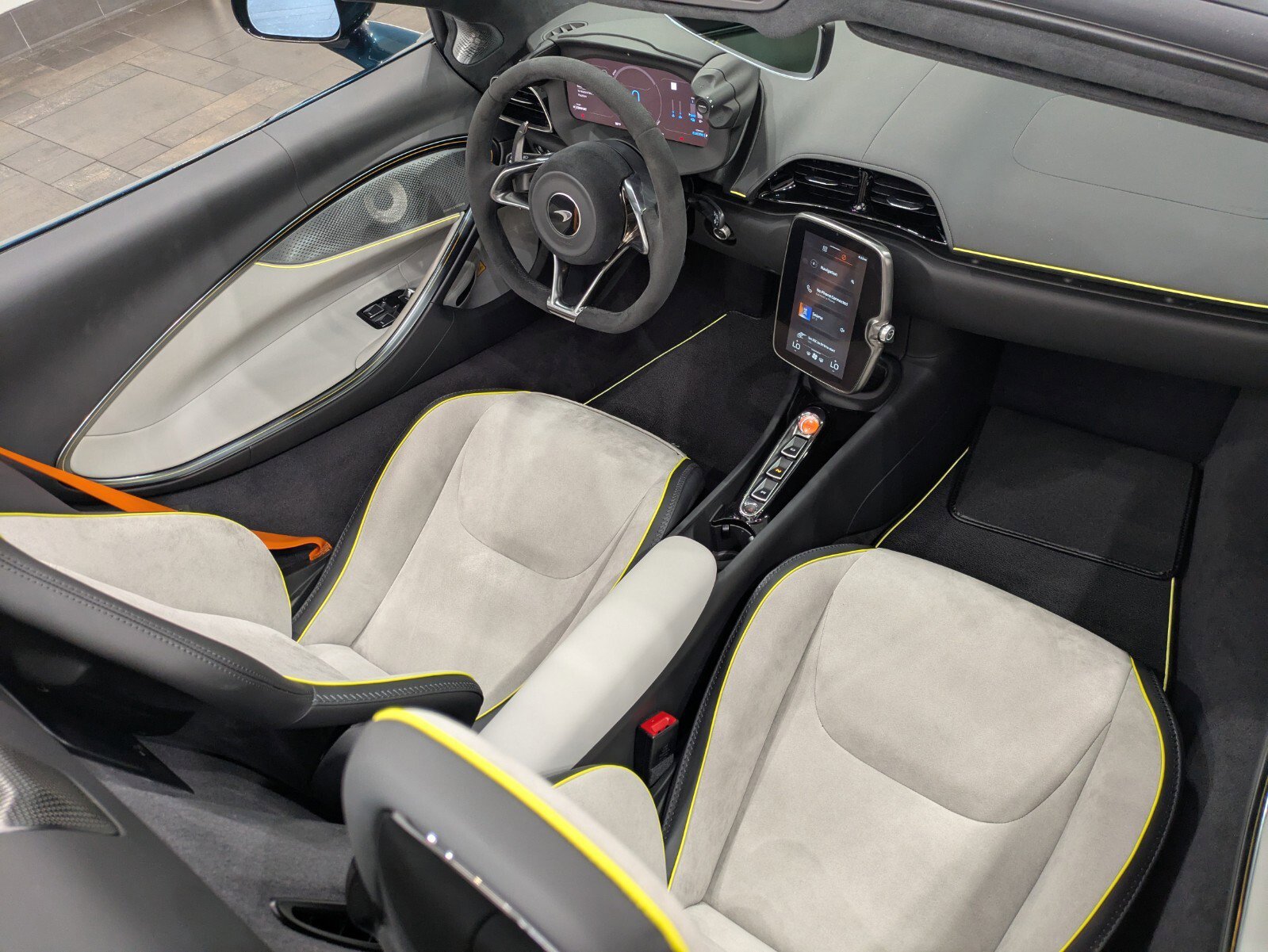 Used 2025 McLaren Artura Spider image 17