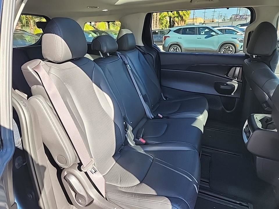 Used 2025 Kia Carnival SX Prestige image 24