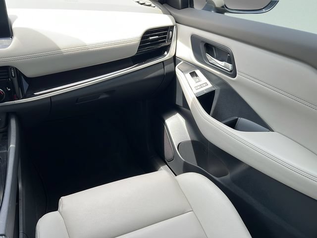 Used 2025 Nissan Rogue SL w/ SL Premium Package FWD image 13