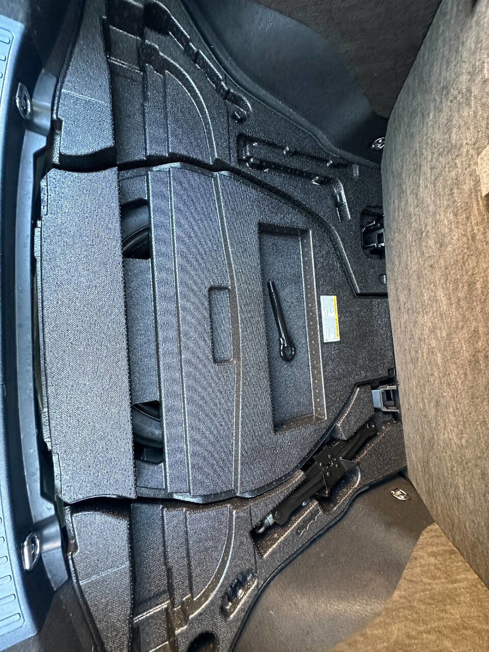 Used 2021 Toyota Prius LE image 7