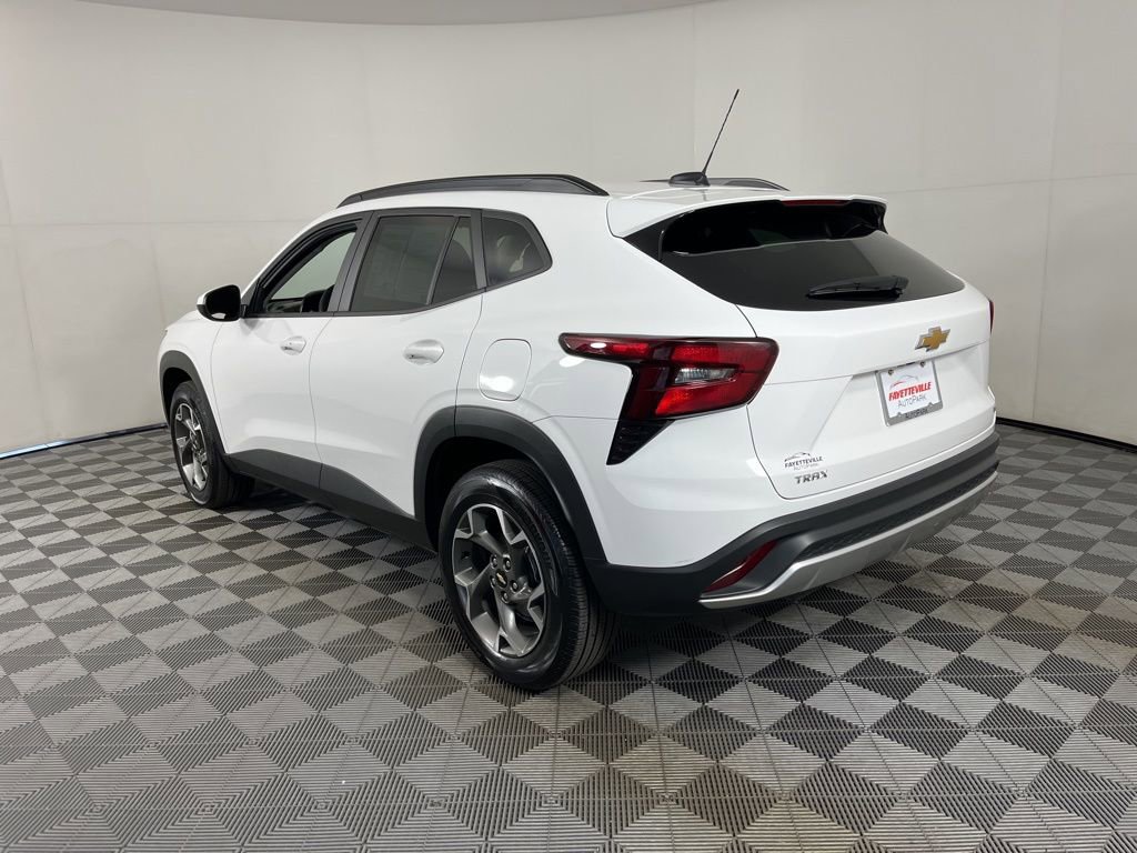 Used 2025 Chevrolet Trax LT w/ LT Convenience Package image 13