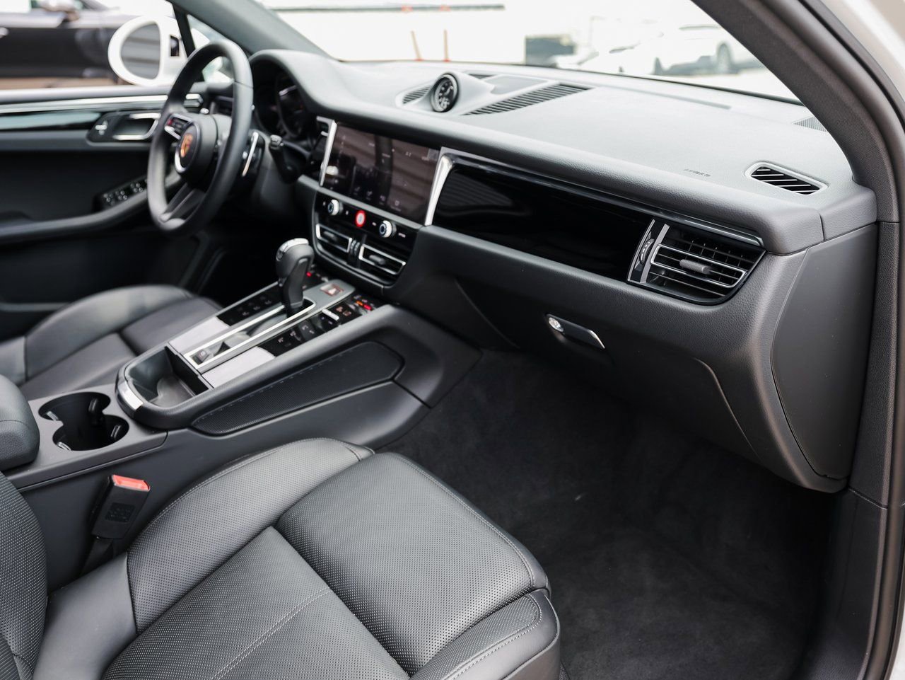 Certified 2025 Porsche Macan image 27