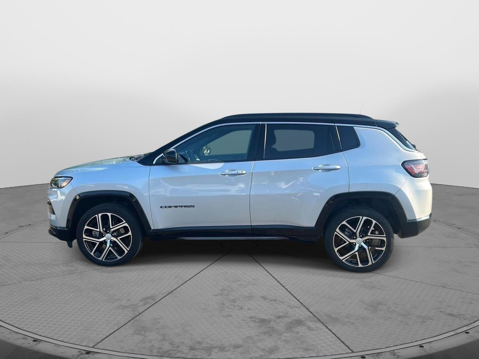 Used 2024 Jeep Compass Limited w/ Elite Group AWD/4WD image 5