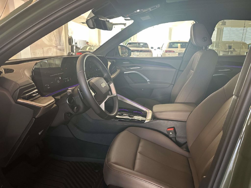 Used 2025 Audi Q5 Premium Plus w/ Premium Plus AWD/4WD image 19