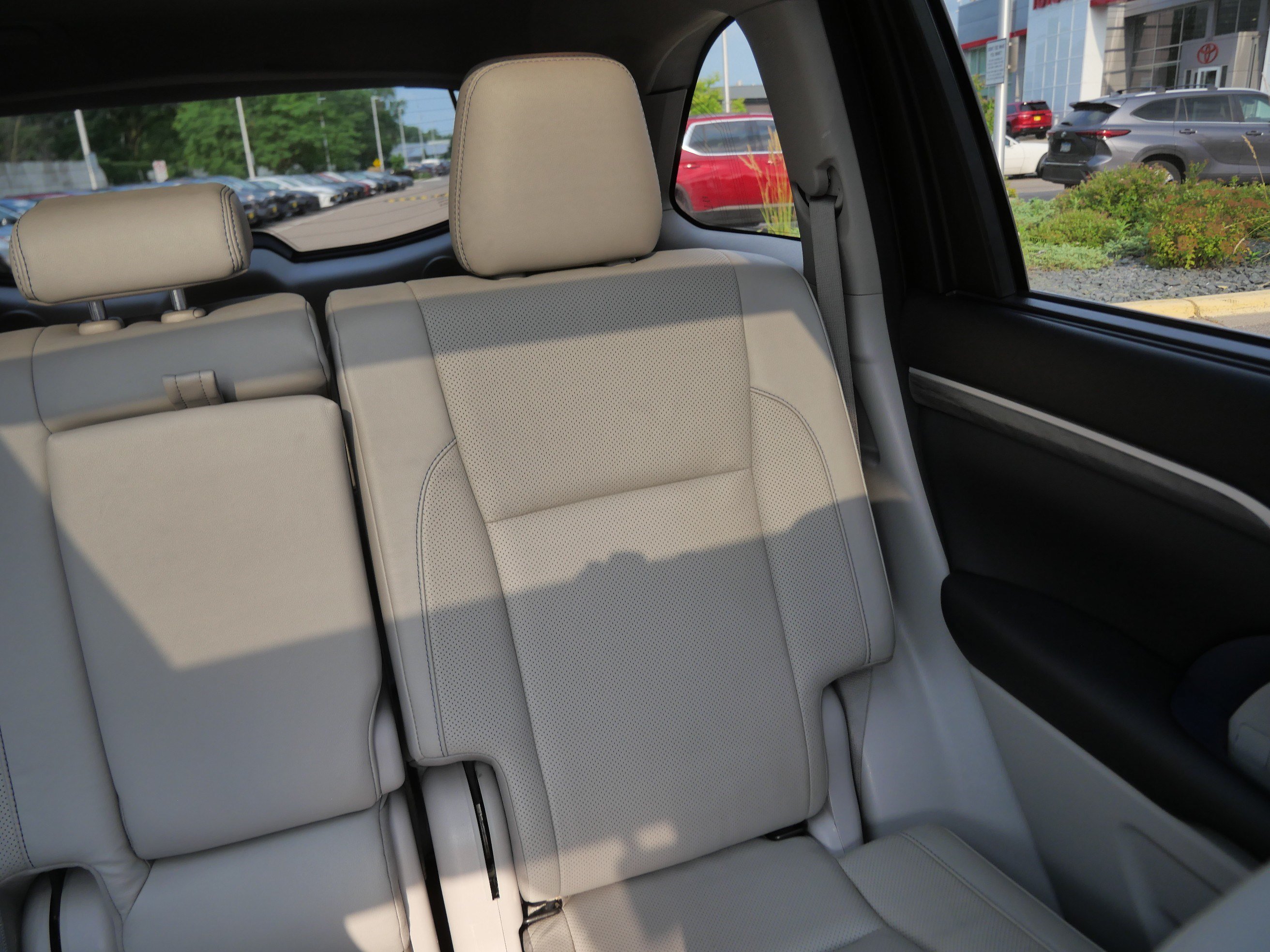 Certified 2017 Toyota Highlander Limited Platinum w/ Carpet Mat Package AWD/4WD image 14