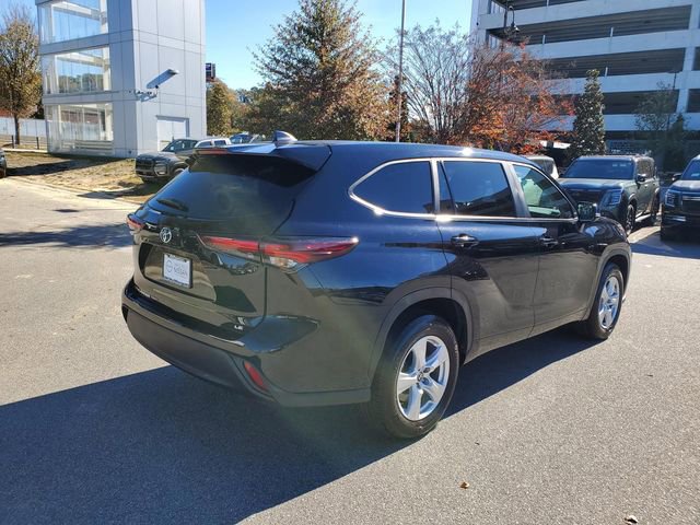 Used 2024 Toyota Highlander LE image 3