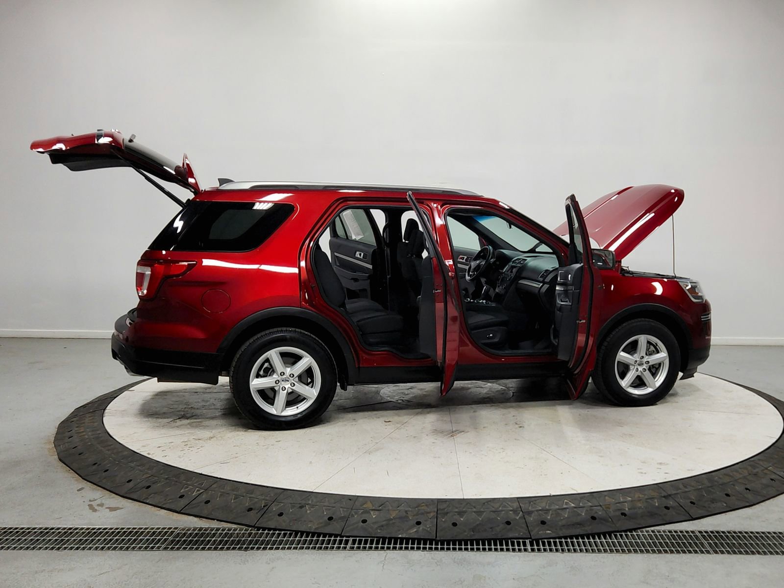 Used 2018 Ford Explorer XLT image 16