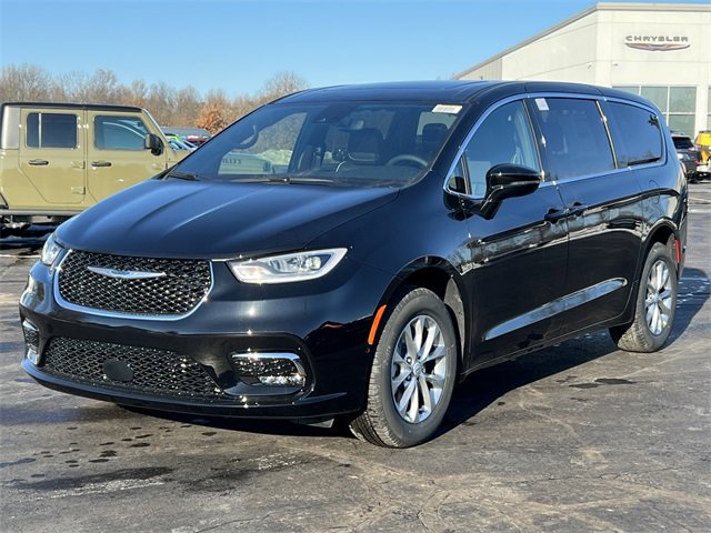 New 2026 Chrysler Pacifica Limited w/ Uconnect Theater Family Group image 51