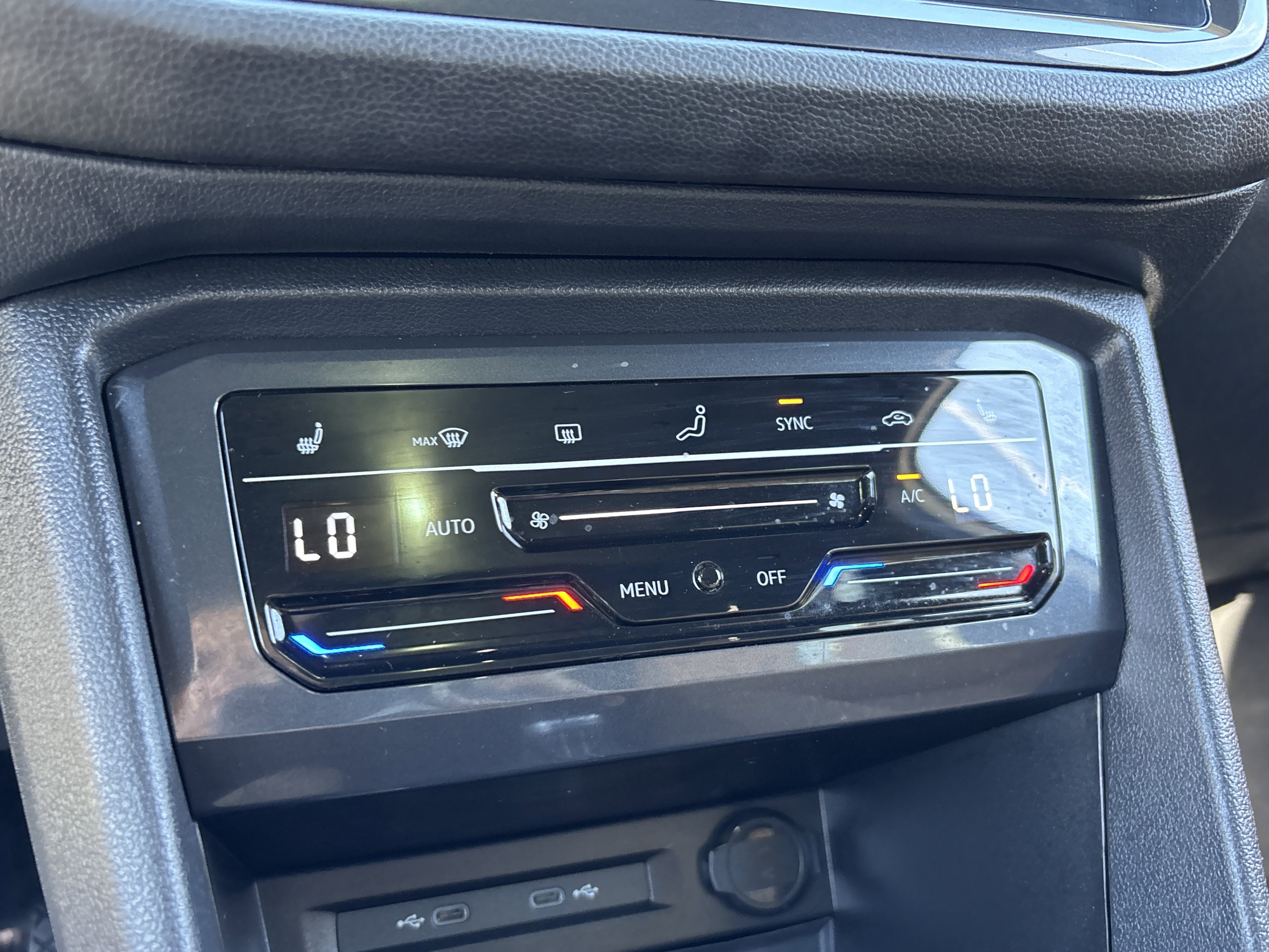 Used 2023 Volkswagen Tiguan SE w/ Panoramic Sunroof Package image 24