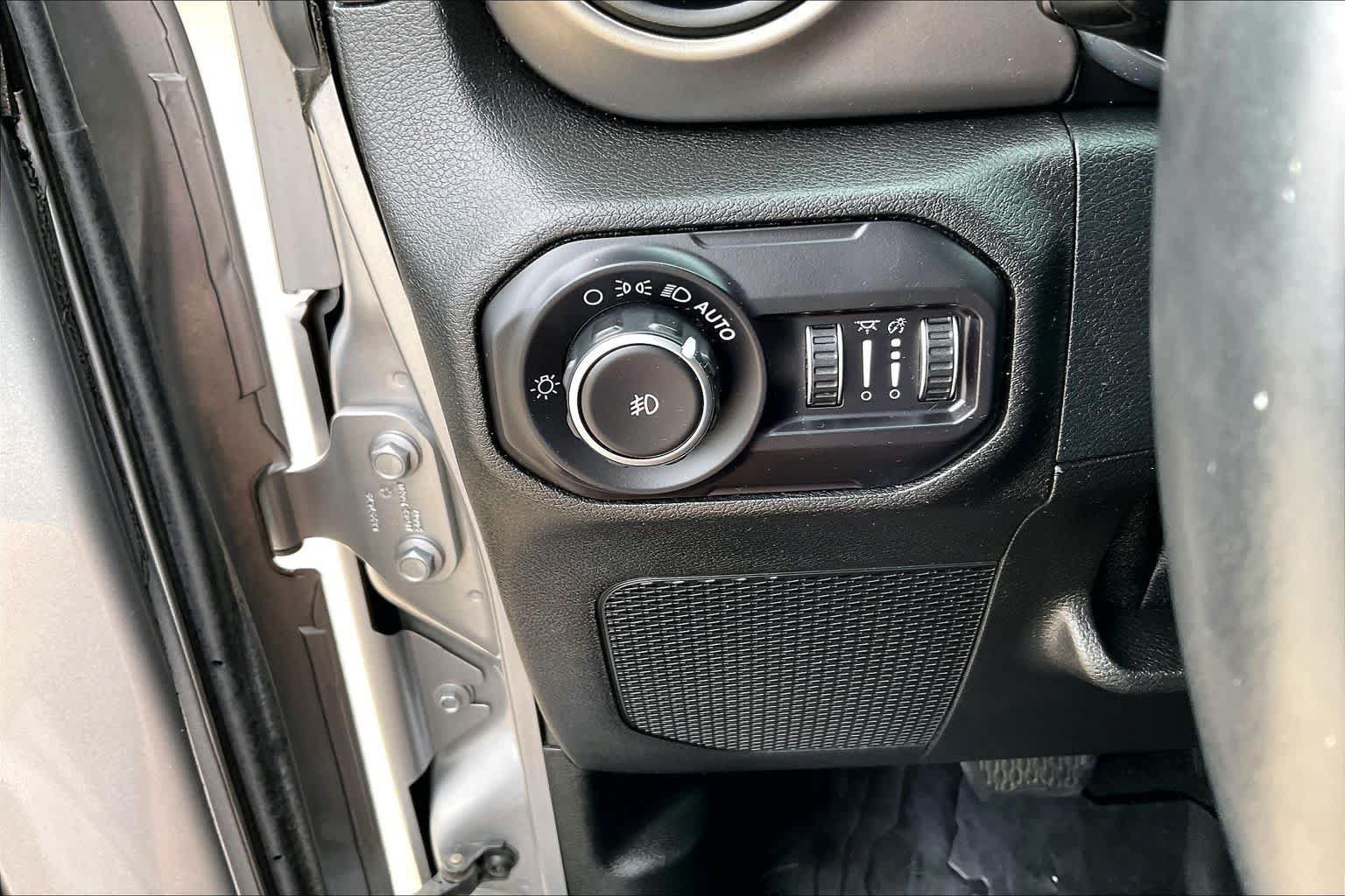 Used 2018 Jeep Wrangler Unlimited Sport S AWD/4WD image 32