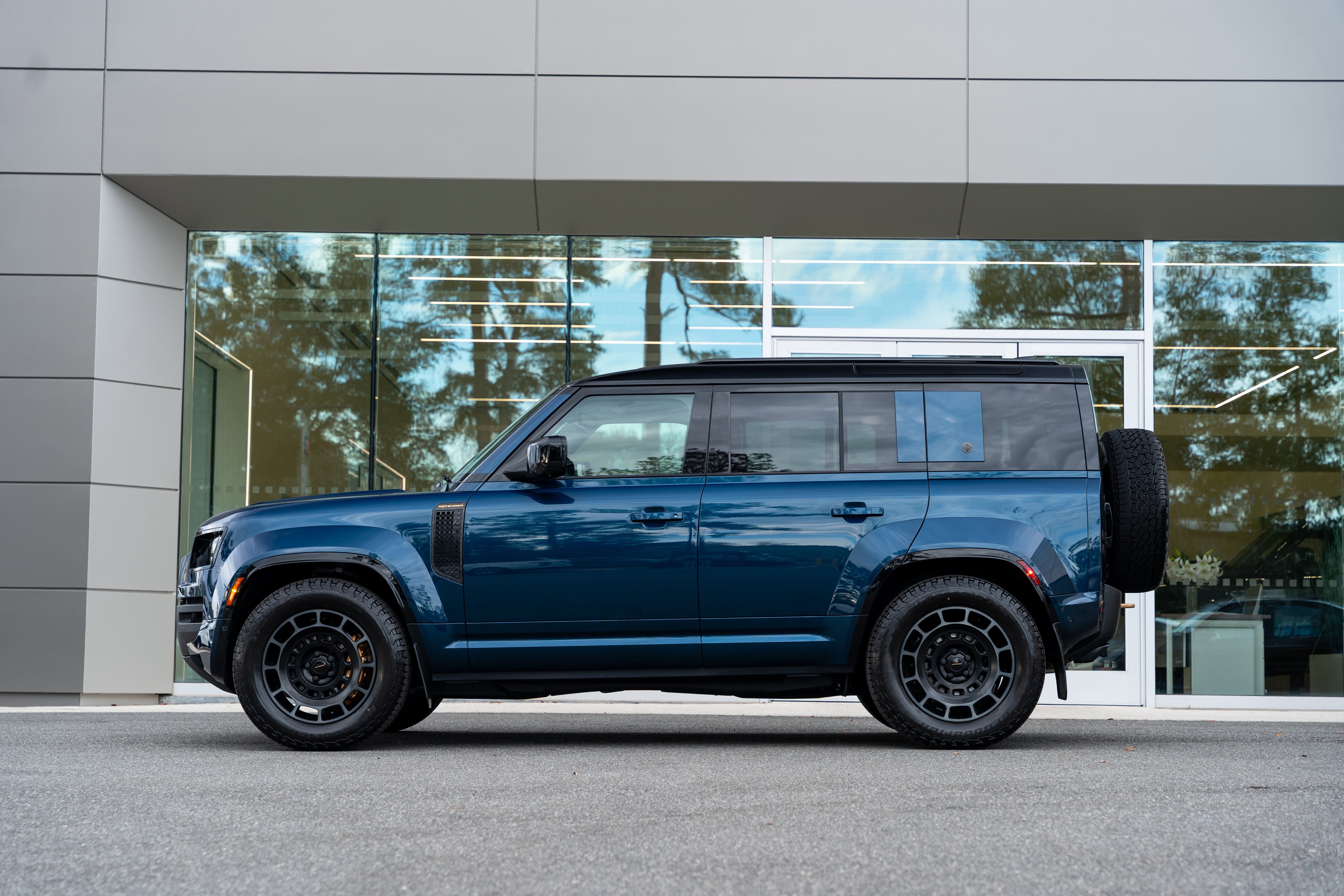 Used 2026 Land Rover Defender 110 OCTA image 2