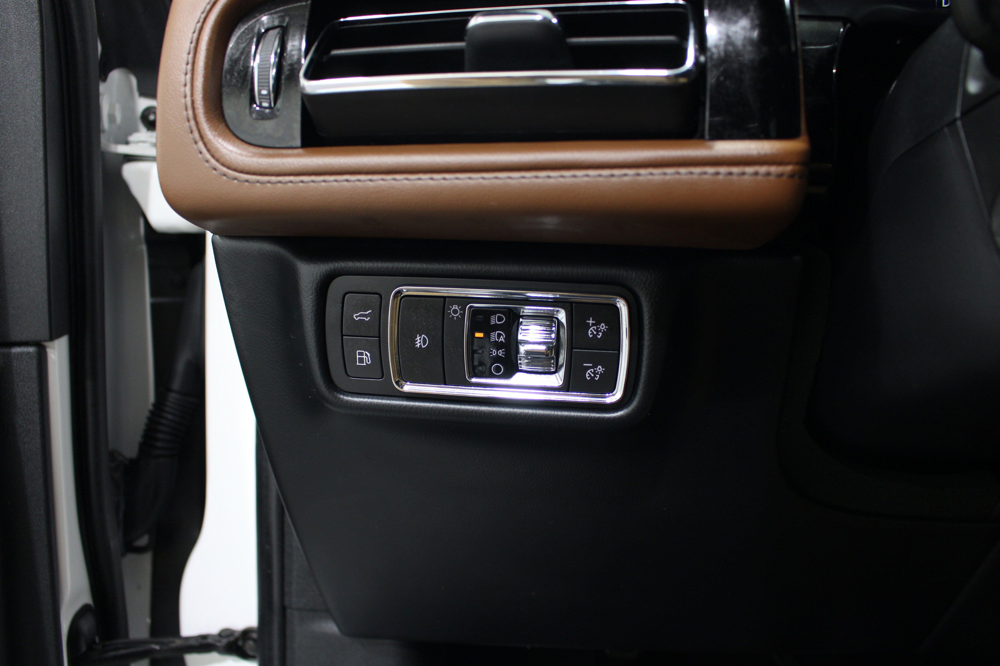 Certified 2023 Lincoln Aviator Grand Touring w/ Equipment Group 301A AWD/4WD image 9