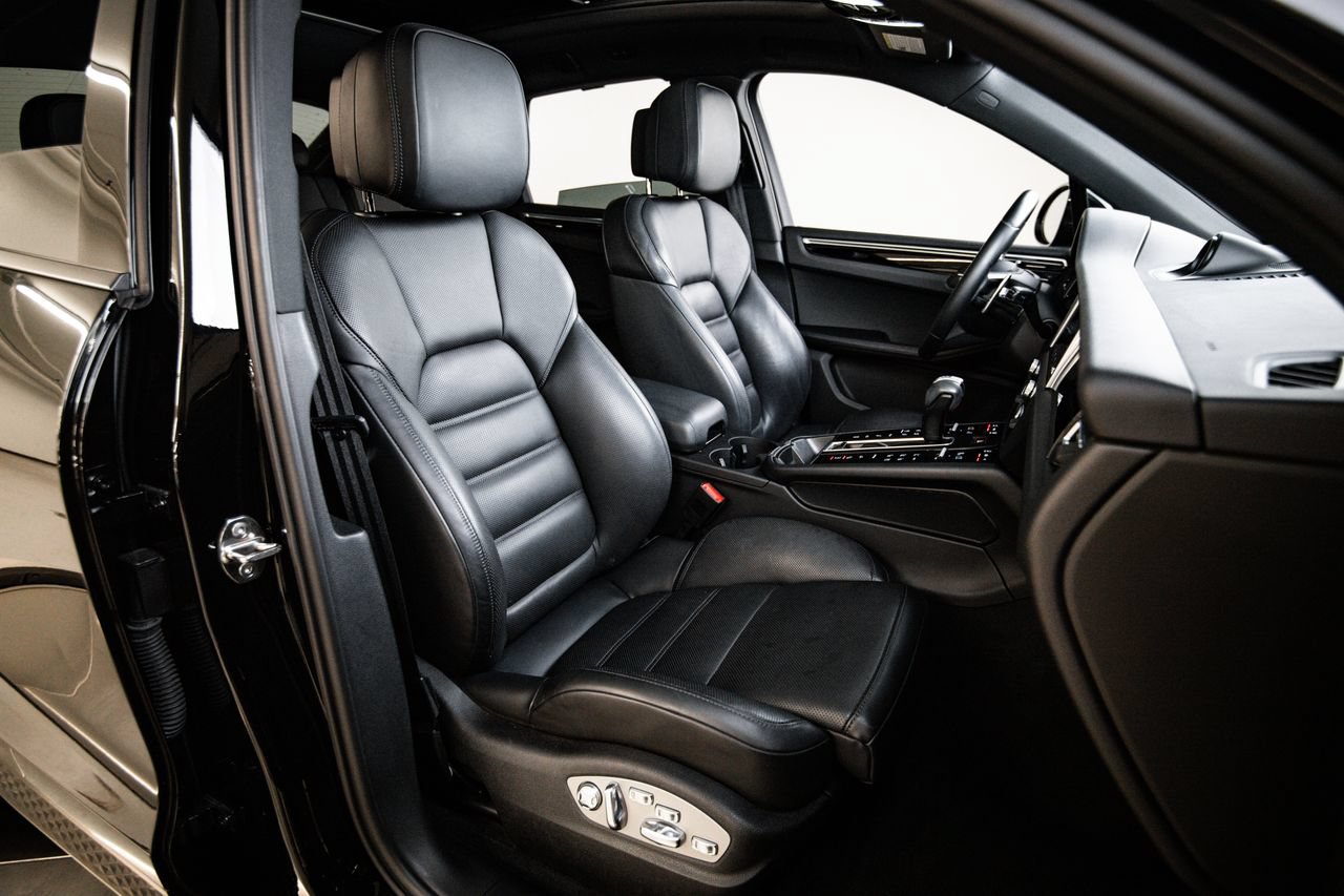 Certified 2024 Porsche Macan AWD/4WD image 29