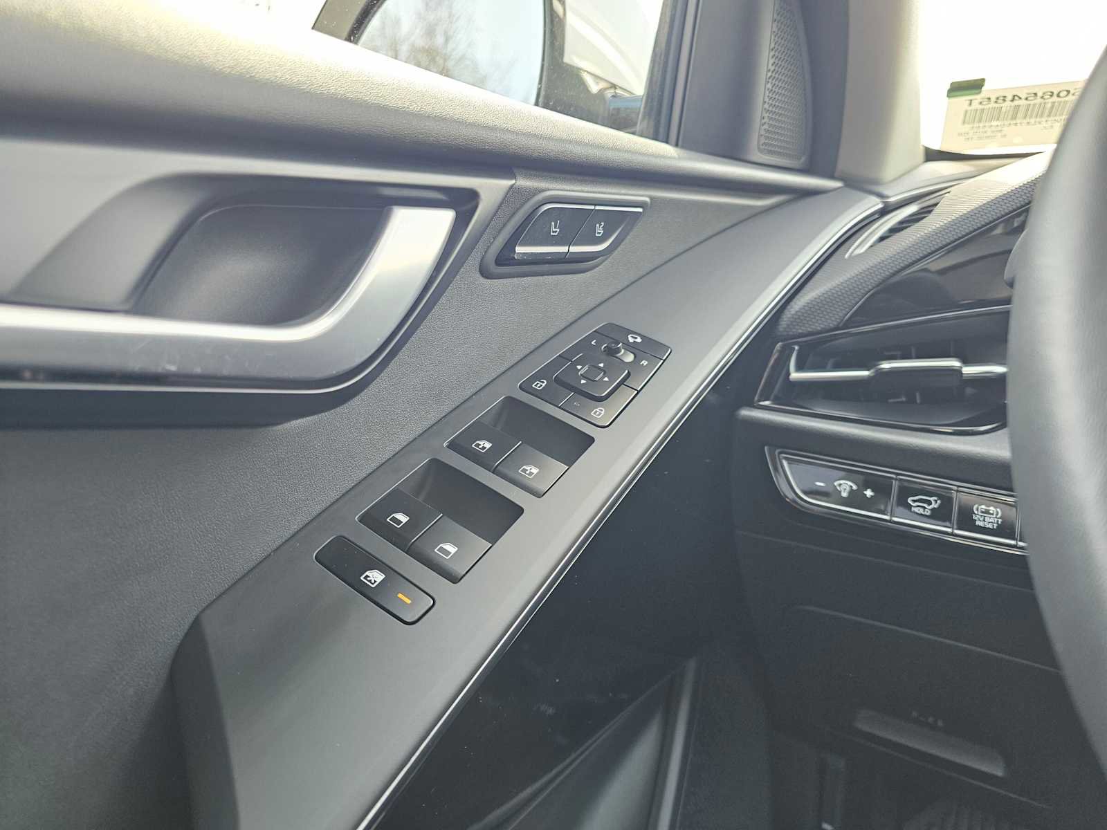 Used 2023 Kia Niro SX image 32