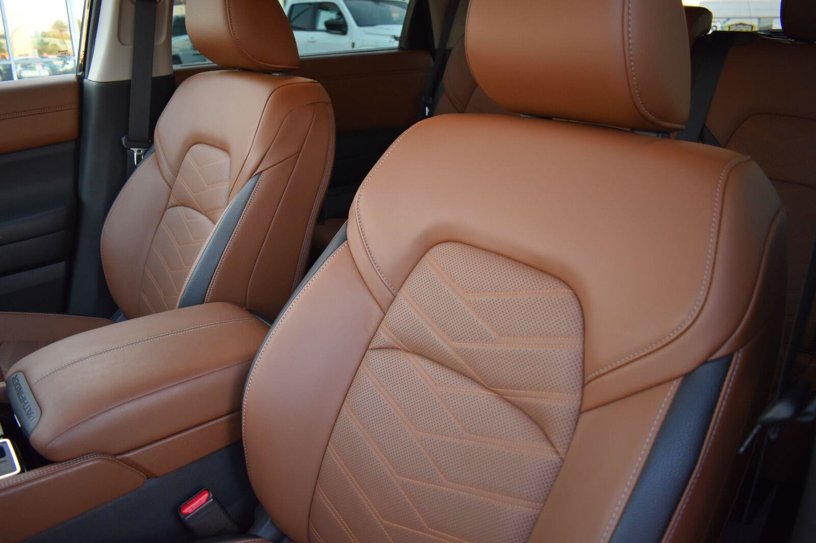 Used 2025 Nissan Pathfinder Platinum w/ Black Appearance Package FWD image 30