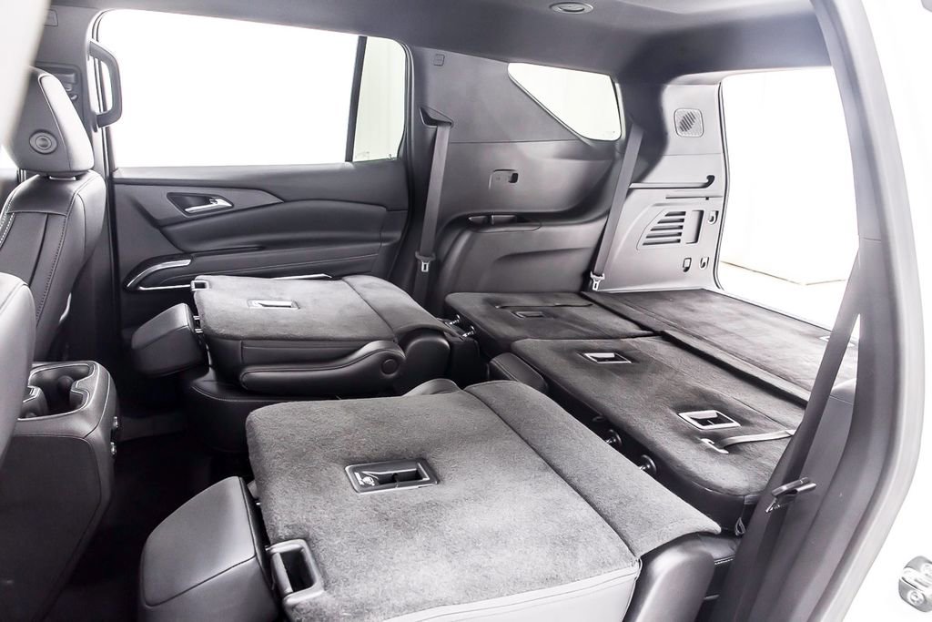 Used 2025 Chevrolet Traverse LT image 36