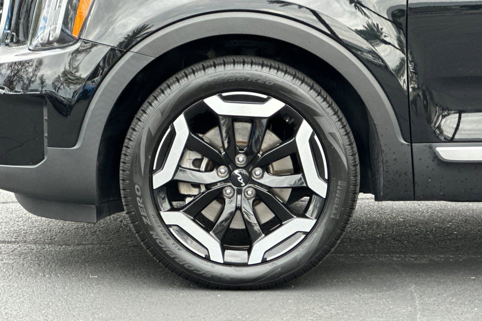 Used 2023 Kia Telluride EX w/ EX Captain's Chair Package image 32