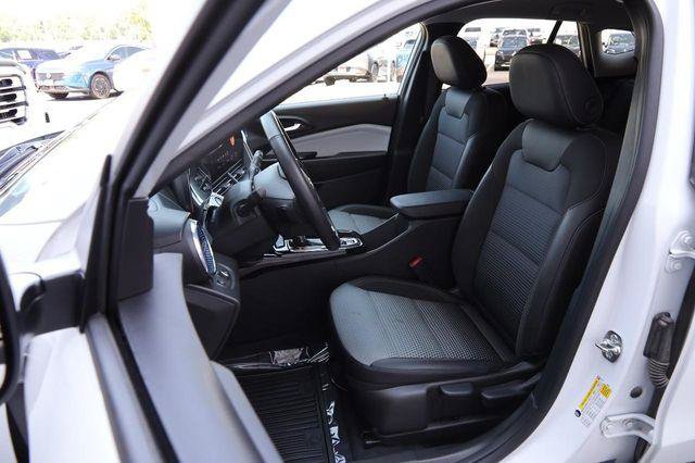 Used 2025 Chevrolet Trax LT w/ LT Convenience Package FWD image 8