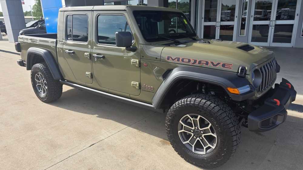 Used 2025 Jeep Gladiator Mojave w/ Convenience Group AWD/4WD image 7
