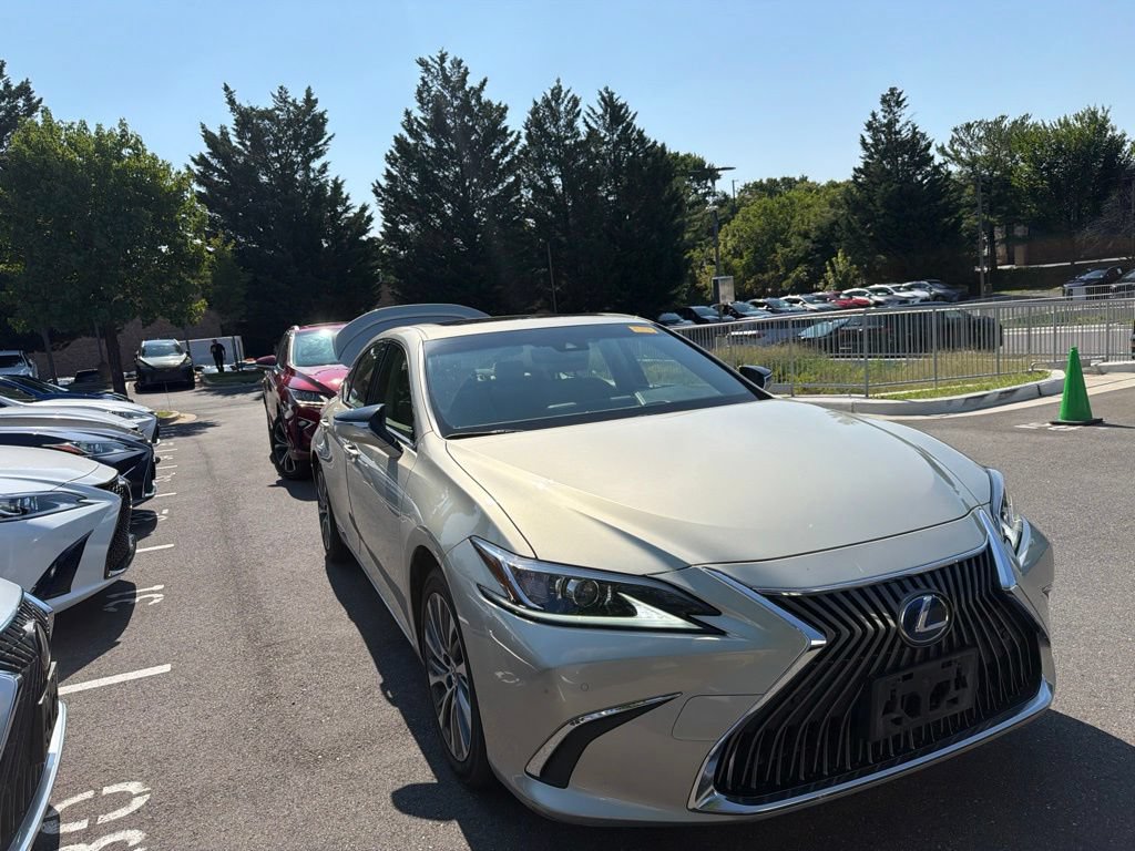 Used 2019 Lexus ES 300h w/ Premium Package FWD image 2