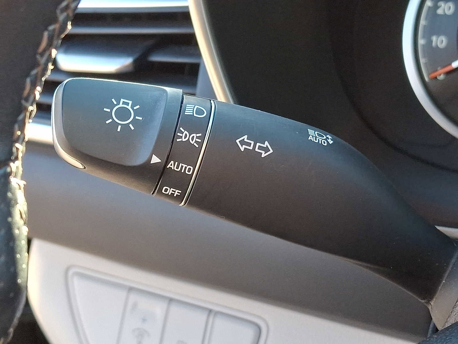 Used 2023 Genesis G70 2.0T image 18