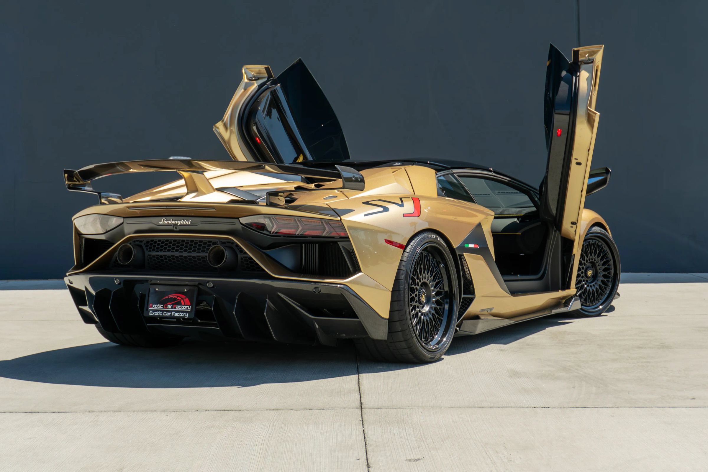 Used 2020 Lamborghini Aventador SVJ AWD/4WD image 10