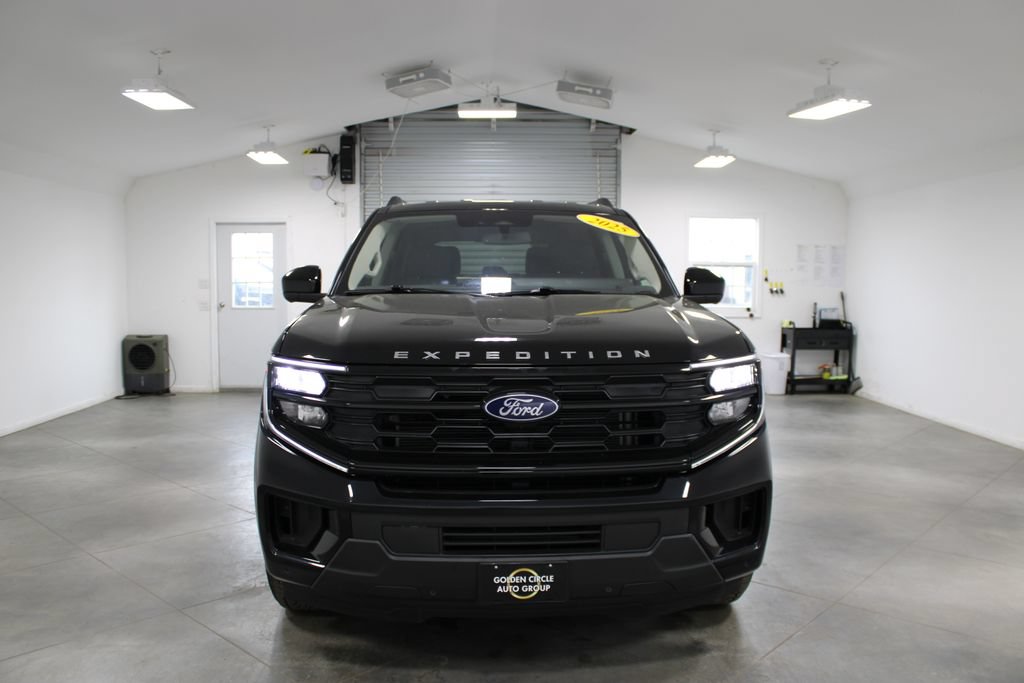 Used 2025 Ford Expedition Active RWD image 3