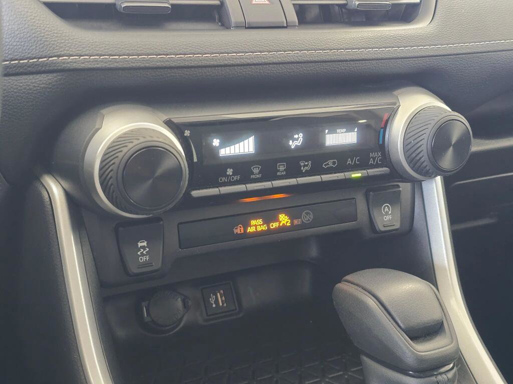 Used 2025 Toyota RAV4 LE image 31