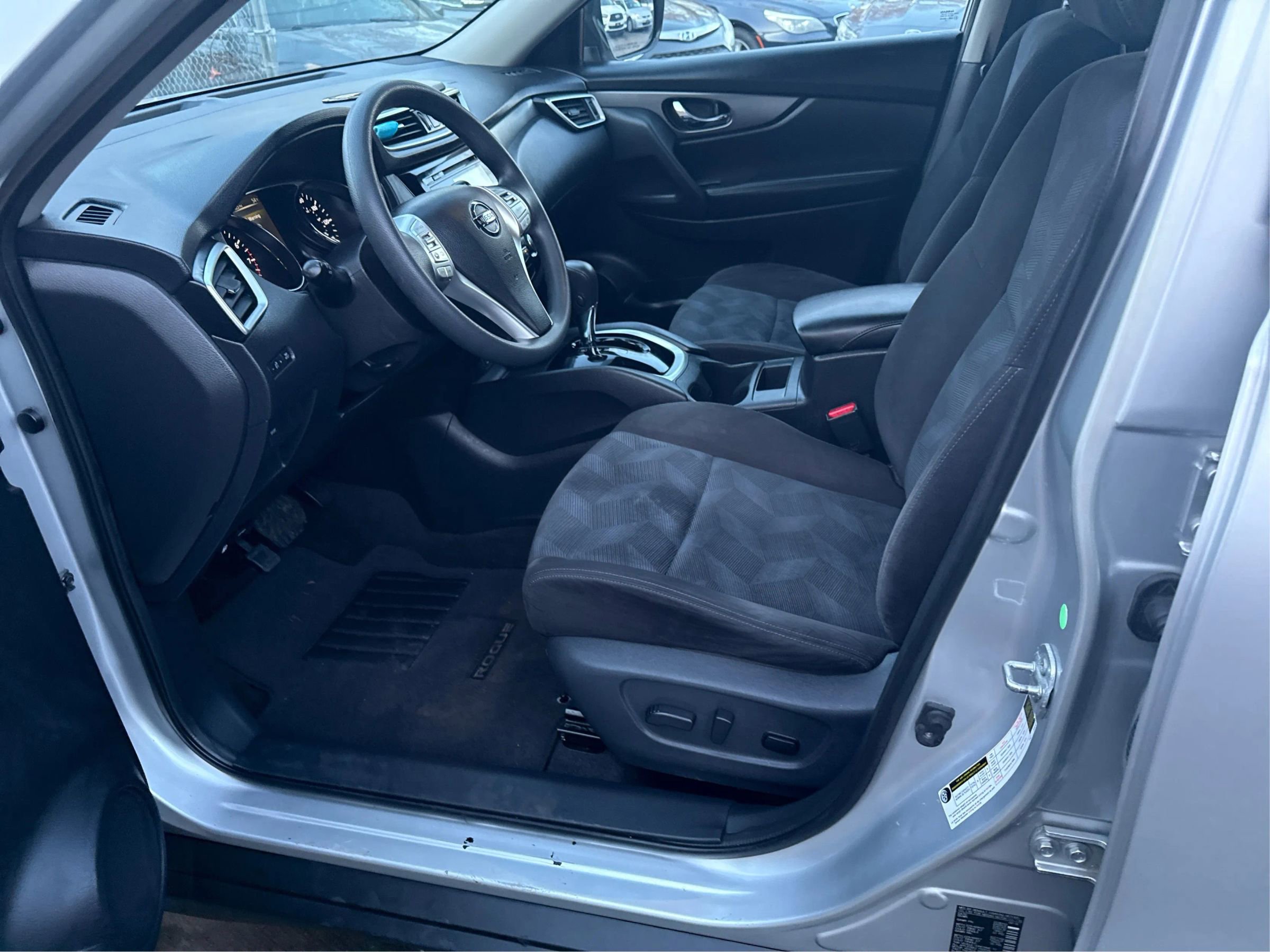 Used 2015 Nissan Rogue SV image 10