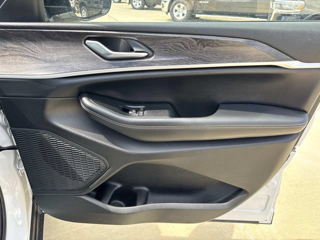 Used 2023 Jeep Grand Cherokee Limited AWD/4WD image 17