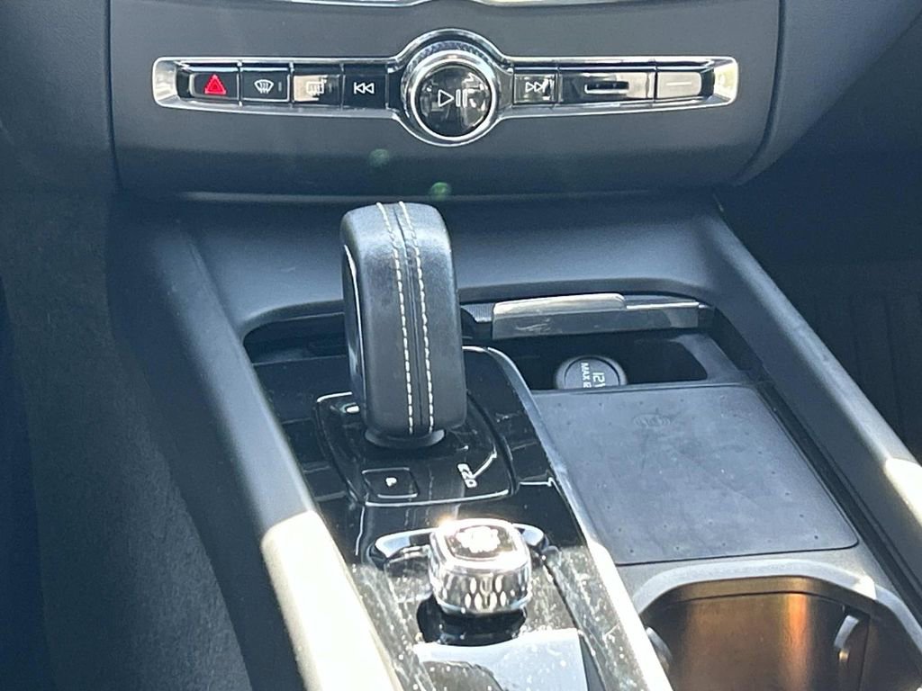 Used 2022 Volvo XC60 B6 R-Design image 31