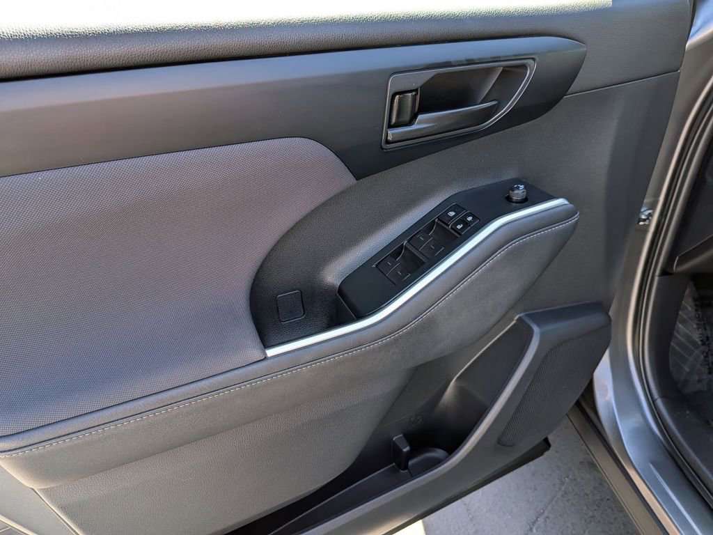 Used 2024 Toyota Highlander LE image 11