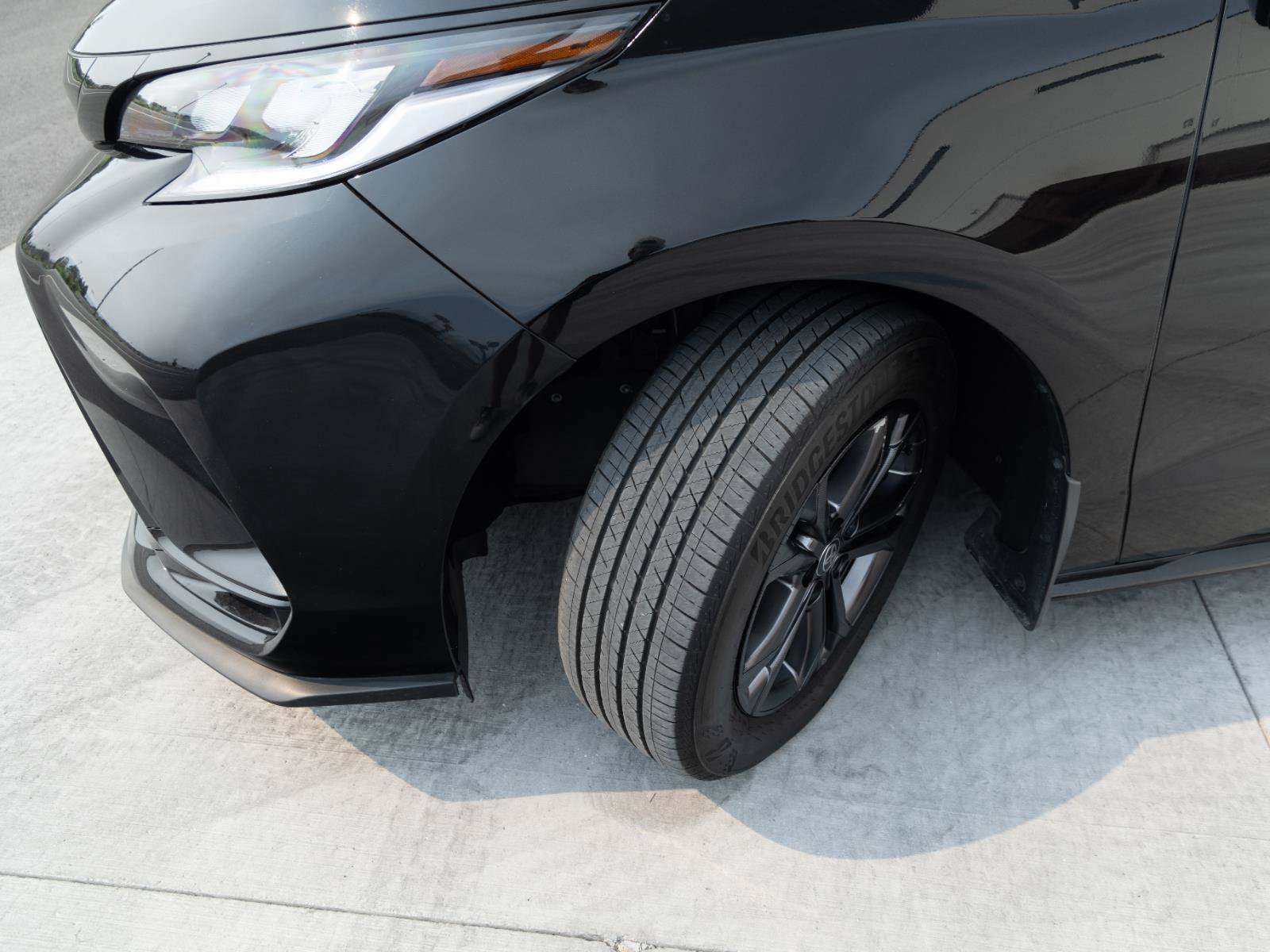 Used 2025 Toyota Sienna XSE AWD/4WD image 4