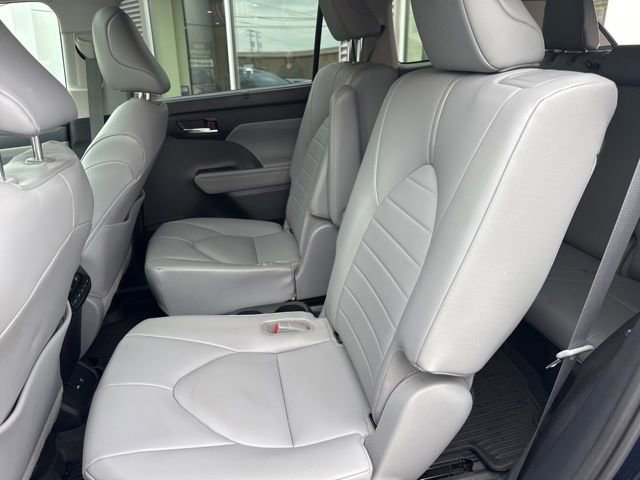 Used 2021 Toyota Highlander XLE AWD/4WD image 41