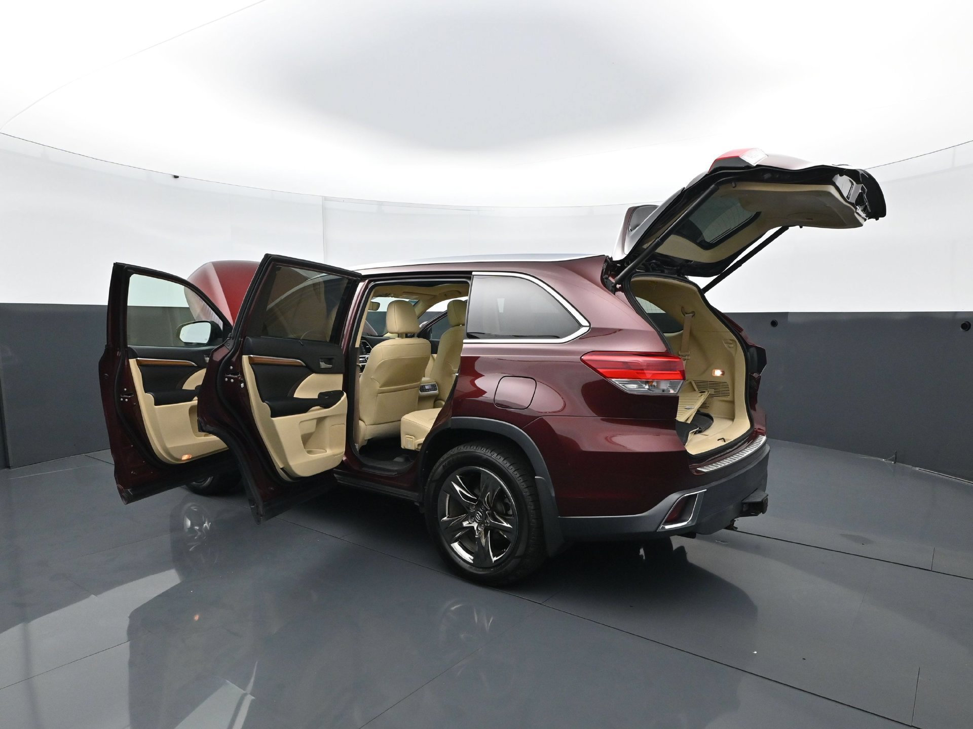 Used 2018 Toyota Highlander Limited Platinum w/ Carpet Mat Package (TMS) AWD/4WD image 29