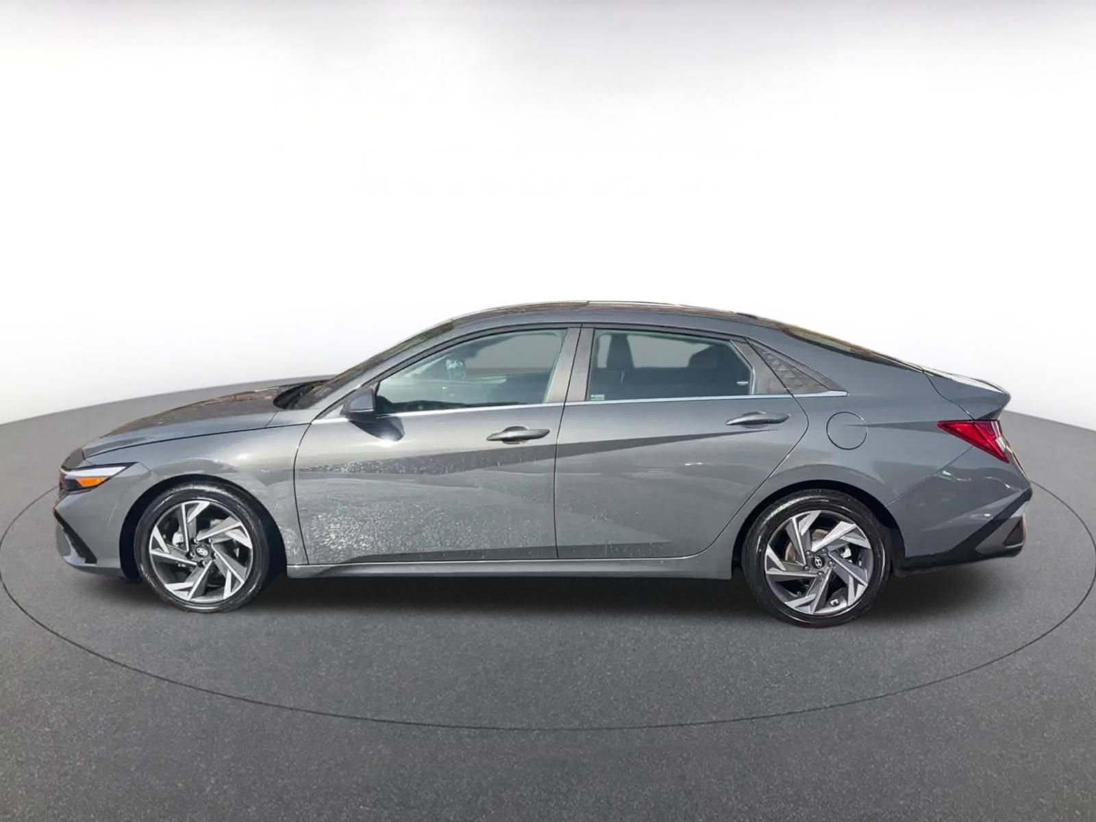 Used 2025 Hyundai Elantra Limited image 9