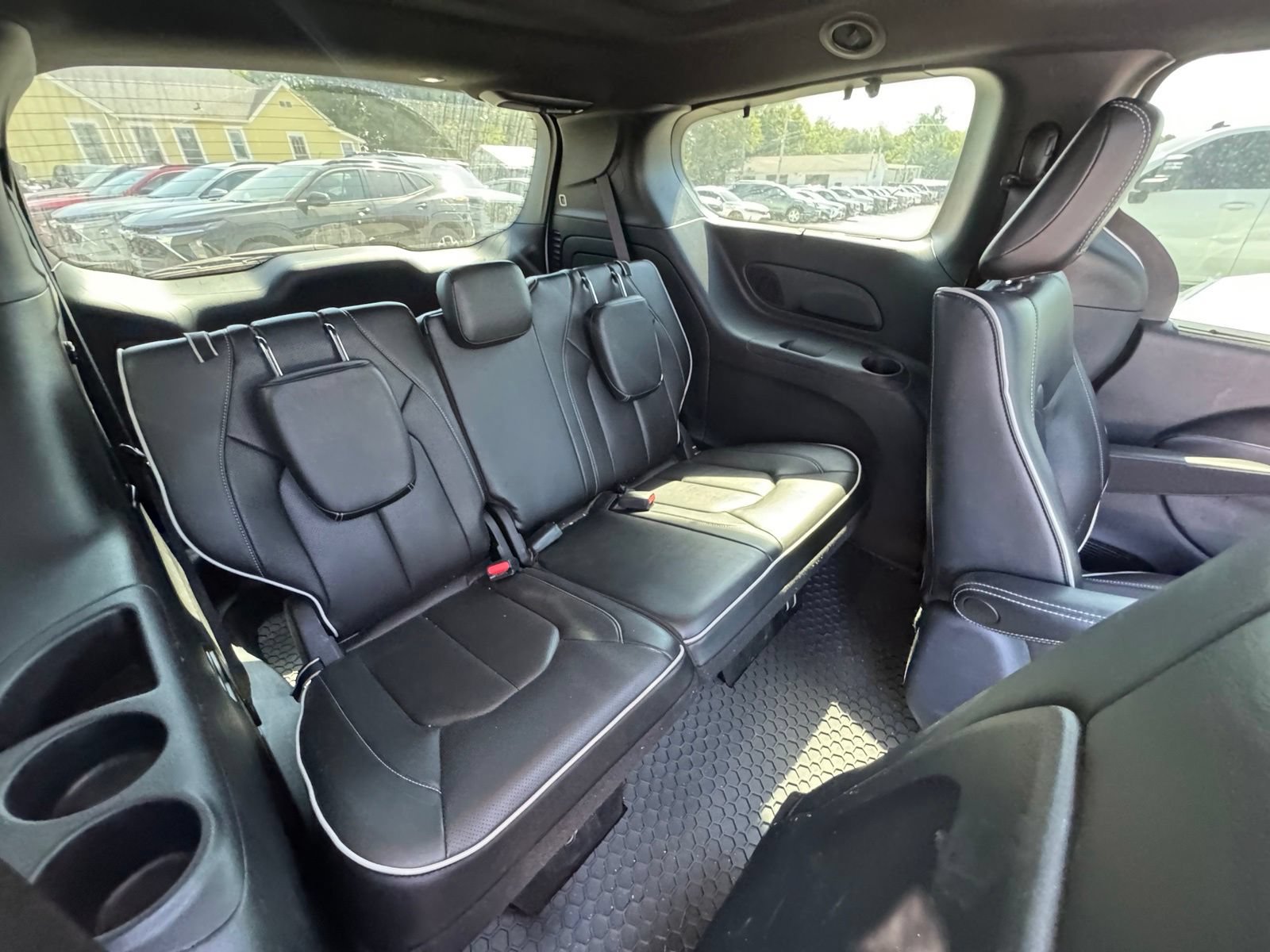 Used 2022 Chrysler Pacifica Limited w/ Uconnect Theater Family Group FWD image 33