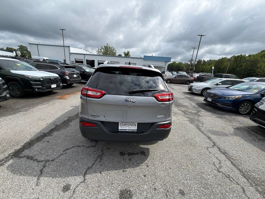 Used 2017 Jeep Cherokee Latitude w/ Cold Weather Group AWD/4WD image 5