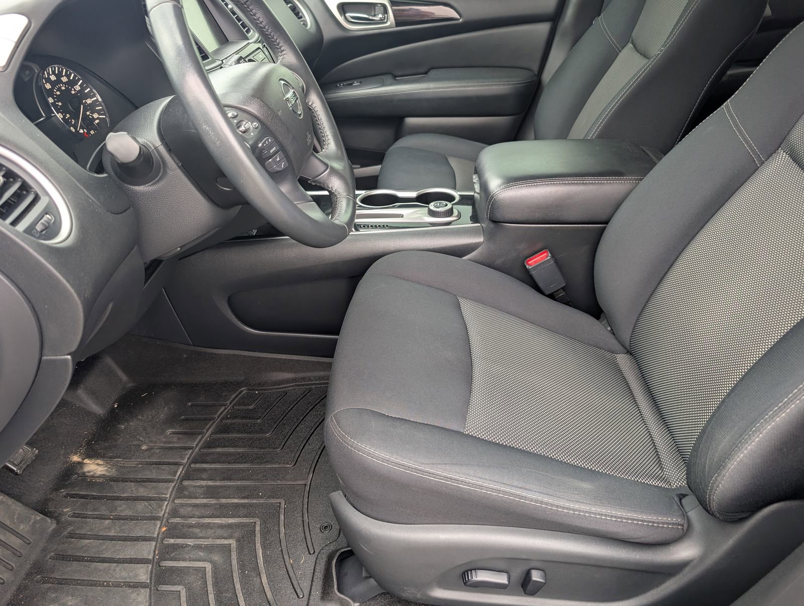 Used 2018 Nissan Pathfinder SV image 14