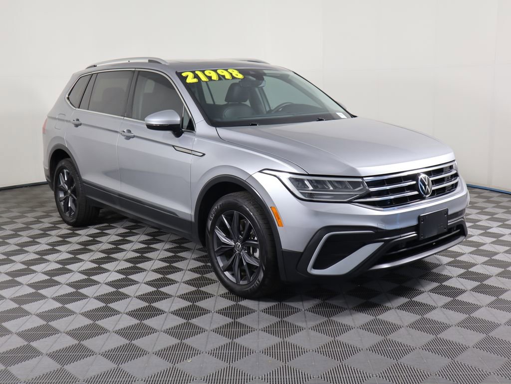 Used 2022 Volkswagen Tiguan SE w/ Panoramic Sunroof Package image 3