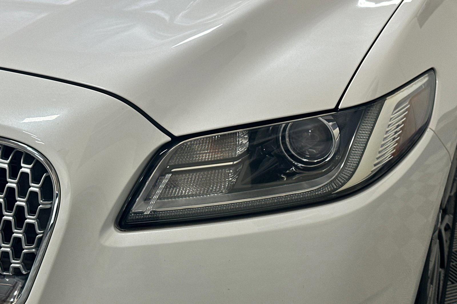 Used 2017 Lincoln Continental Select image 51