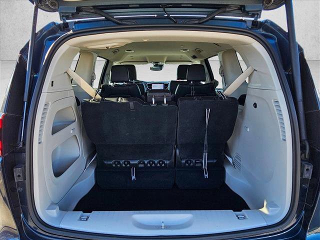 Used 2023 Chrysler Pacifica Touring-L image 18