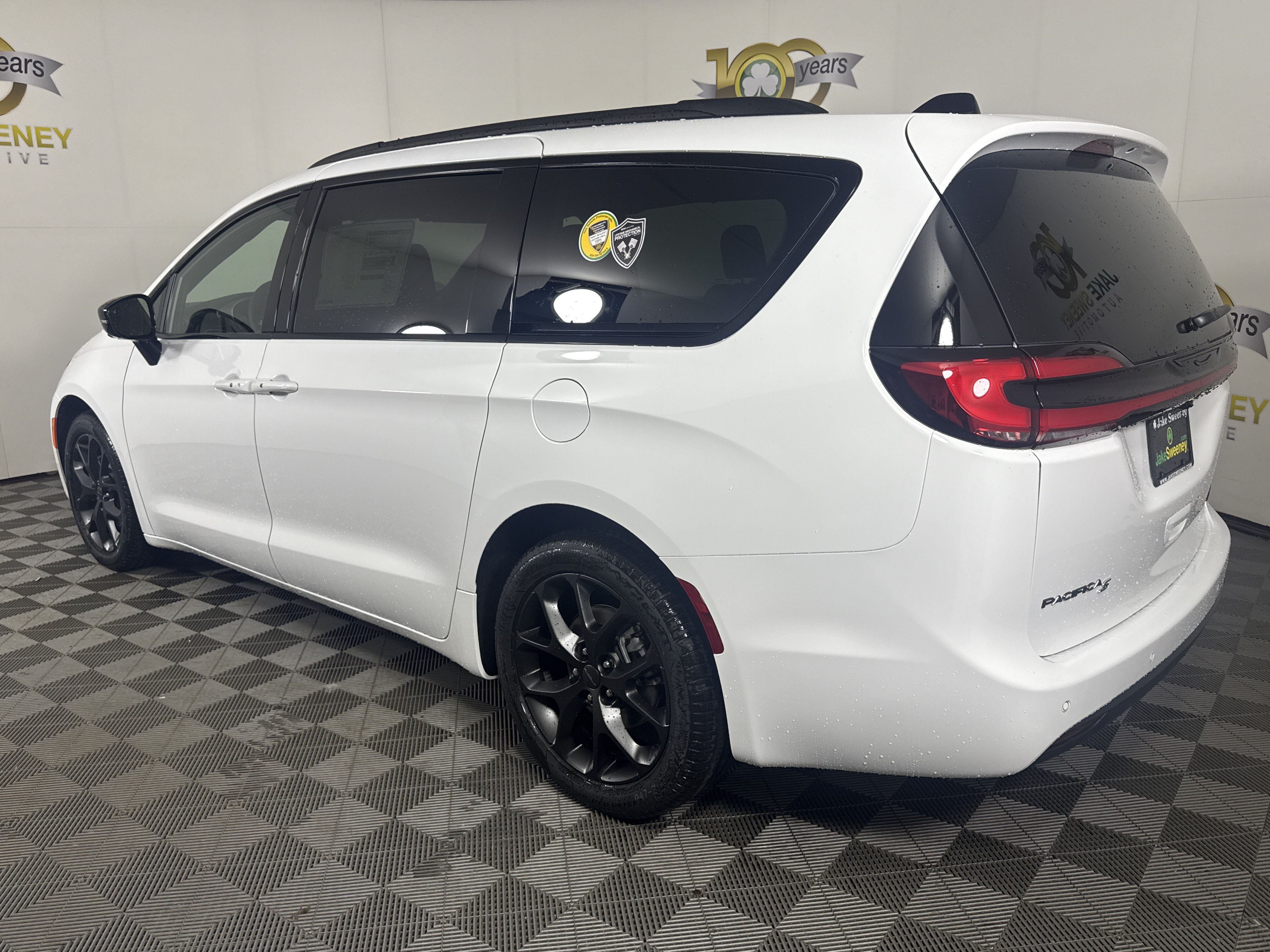 New 2027 Chrysler Pacifica Limited FWD image 6