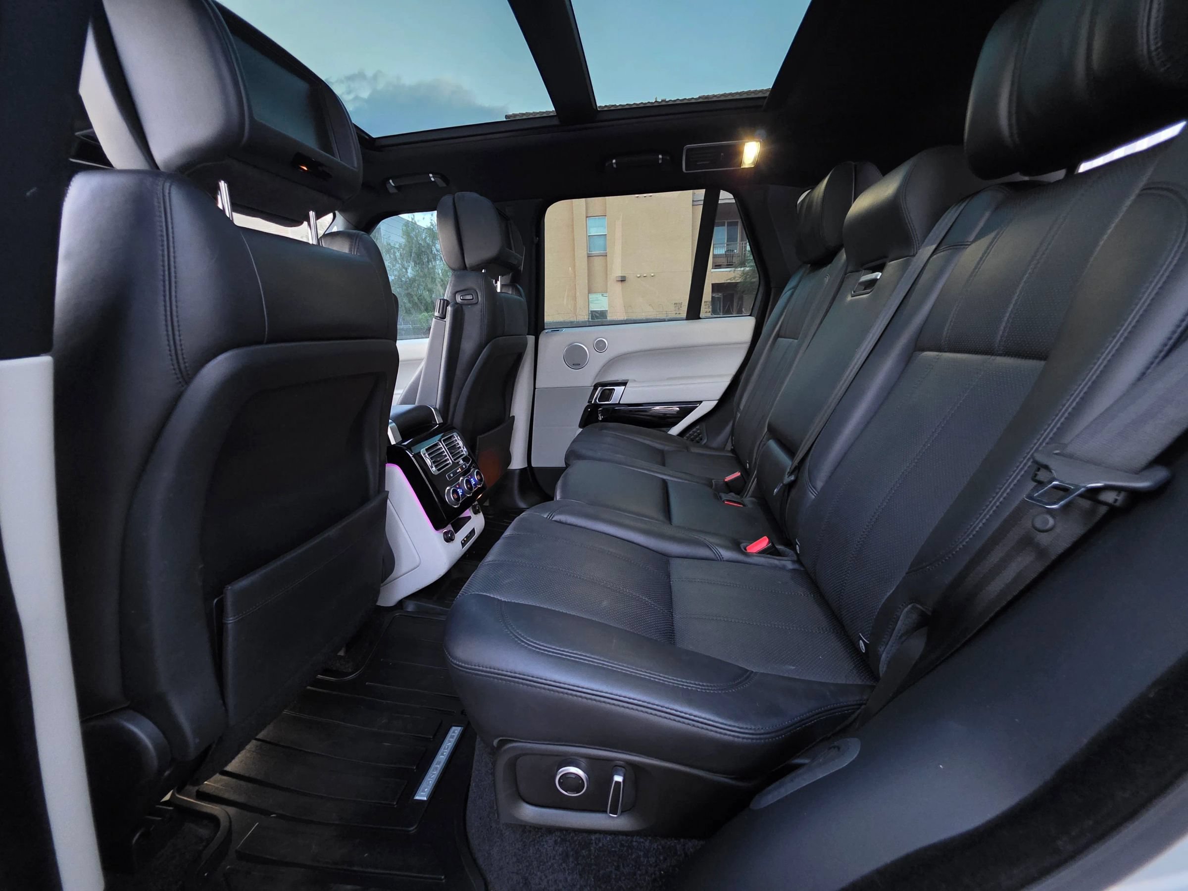 Used 2016 Land Rover Range Rover Supercharged AWD/4WD image 11