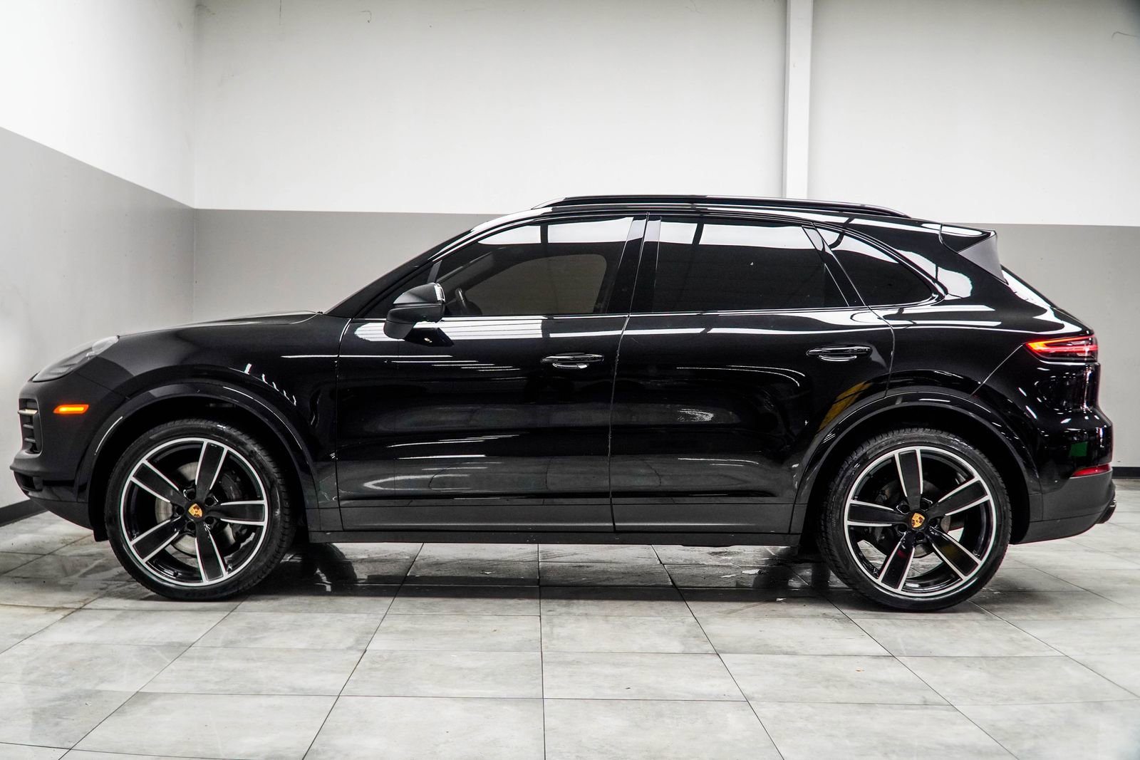 Used 2023 Porsche Cayenne Platinum Edition image 10