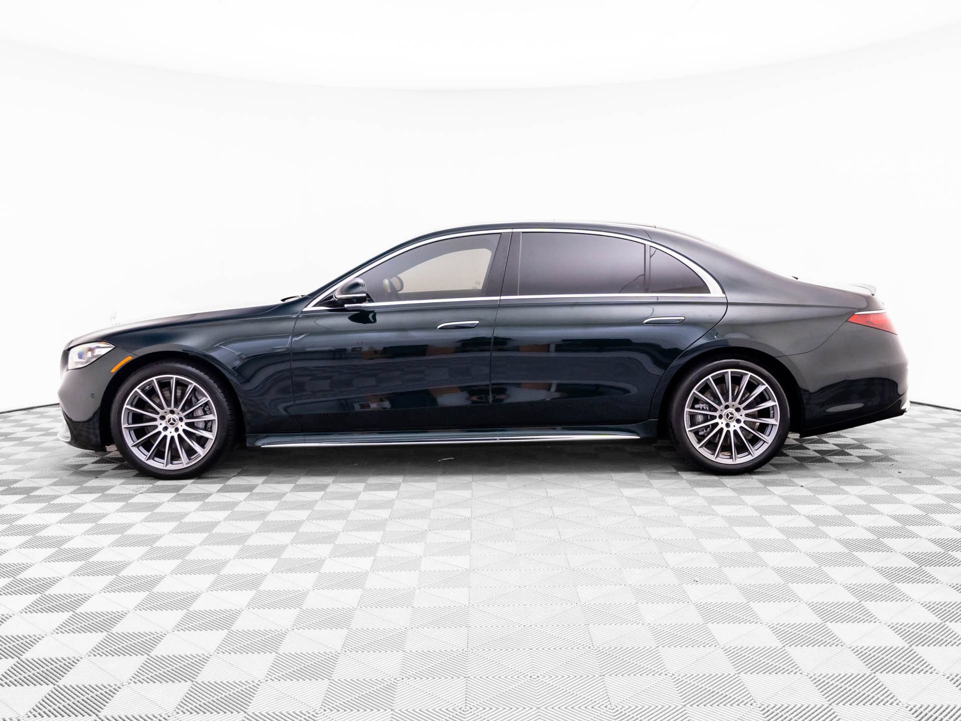 Used 2025 Mercedes-Benz S 580 4MATIC Sedan video 2