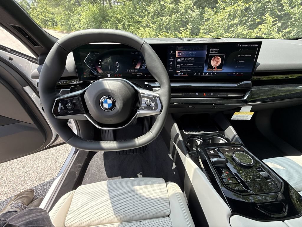 Used 2026 BMW 530i xDrive w/ Premium Package AWD/4WD image 25