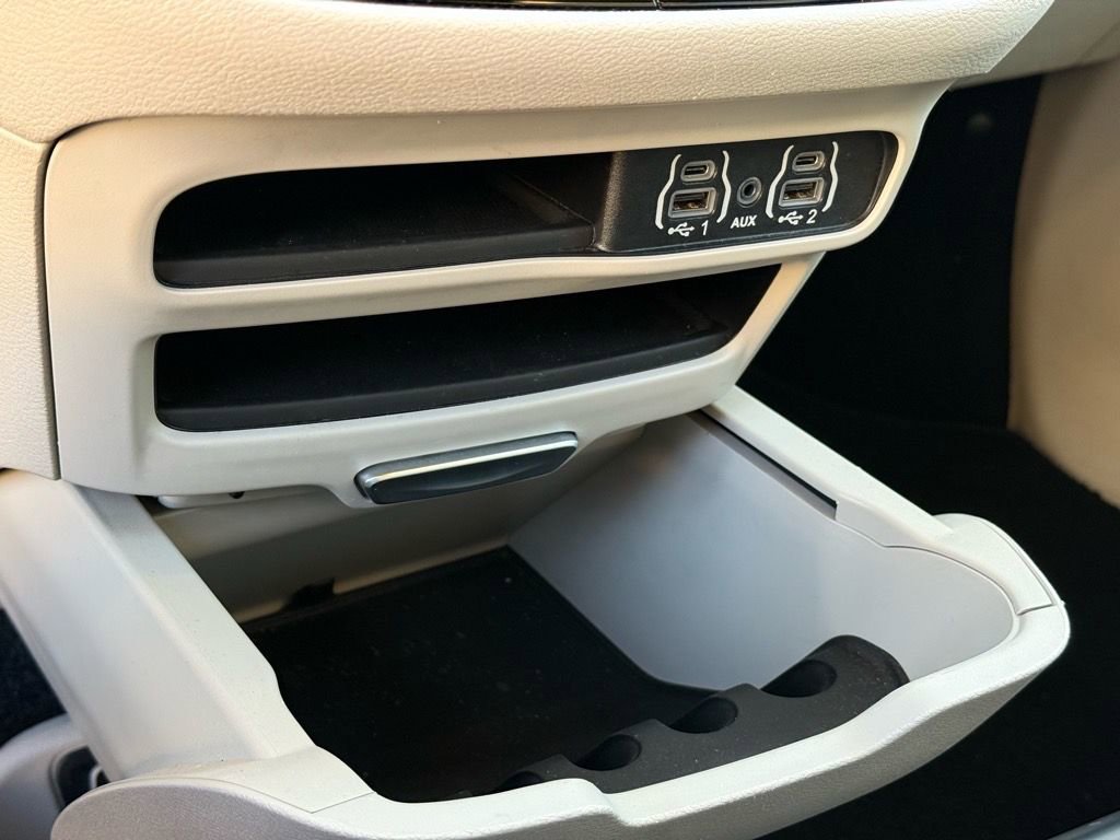 Used 2024 Chrysler Pacifica Touring-L image 28