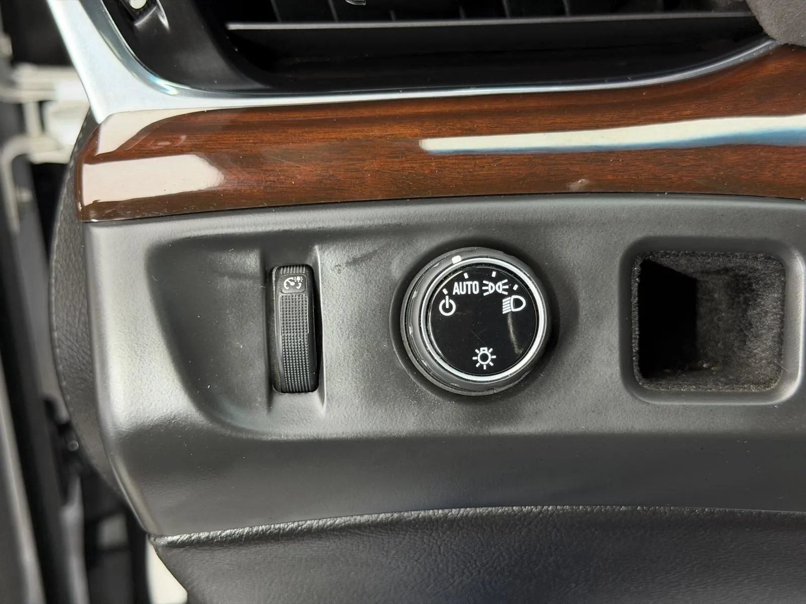 Used 2016 Cadillac Escalade ESV Luxury RWD image 35